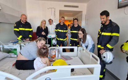 Bomberos llevan la ilusión a pequeños ingresados en el Hospital Universitario de La Línea