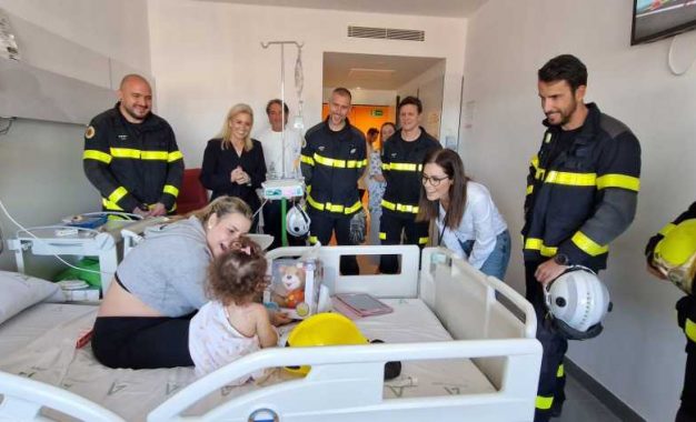 Bomberos llevan la ilusión a pequeños ingresados en el Hospital Universitario de La Línea