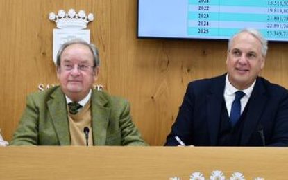 El Ayuntamiento de San Roque ha suscrito un convenio con Cáritas para atender a más de 300 personas de todo el municipio