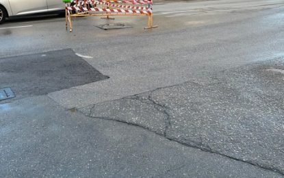 OTRA ARQUETA ROTA  ECHANDO MIERDA , EN LA CALLE TORRENUEVA EN LA LINEA.