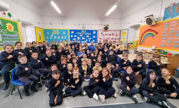 La Escuela Primaria St Joseph’s Lower presenta su aprendizaje sobre África a través de la caridad y vínculos comunitarios.