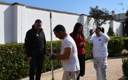 Labores de pintura y conservación en el suelo del parque Puente Mayorga