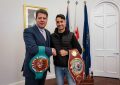El Ministro Principal, Fabián Picardo, se reunió hoy con la estrella local del boxeo, Tyrone «El Bombero»