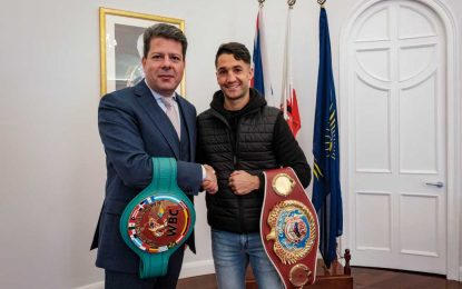 El Ministro Principal, Fabián Picardo, se reunió hoy con la estrella local del boxeo, Tyrone «El Bombero»