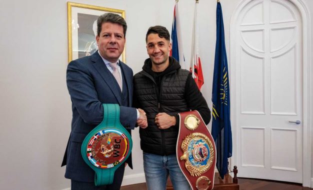 El Ministro Principal, Fabián Picardo, se reunió hoy con la estrella local del boxeo, Tyrone «El Bombero»