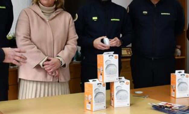 Continúa la campaña en San Roque , para instalar en hogares detectores de humo