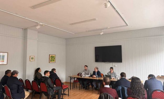 El Ministro Cortés mantiene una reunión sobre el progreso de los proyectos de Bayside