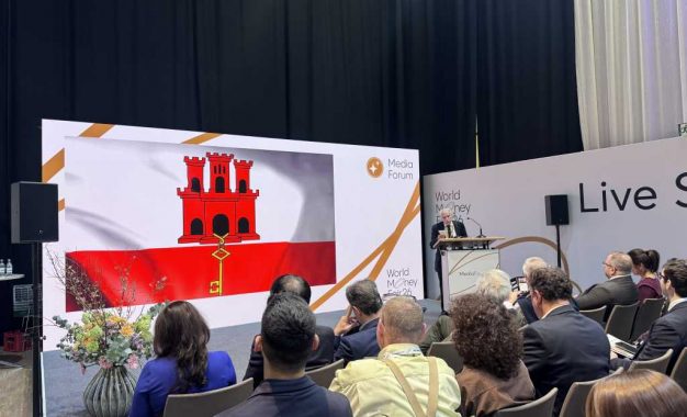 El Ministro Sir Joseph Bossano, diputado del KMC, y la Casa de la Moneda de Gibraltar destacan a Gibraltar en la Feria Mundial de Monedas de Berlín 2026