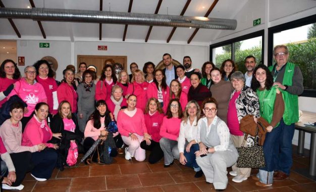 Representantes municipales del Ayuntamiento de San Roque asisten a la charla sobre cáncer de mama