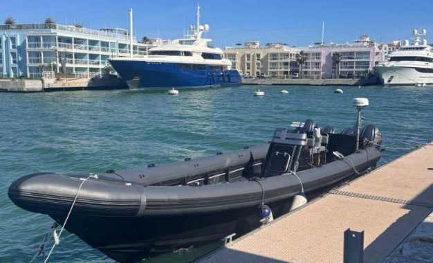 La Aduana de Su Majestad incauta una lancha neumática de 14 metros tras una persecución en el mar.