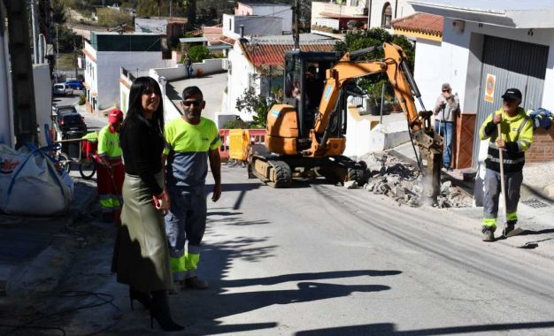 Belén Jiménez visita los trabajos de mejora en San Enrique de Guadiaro