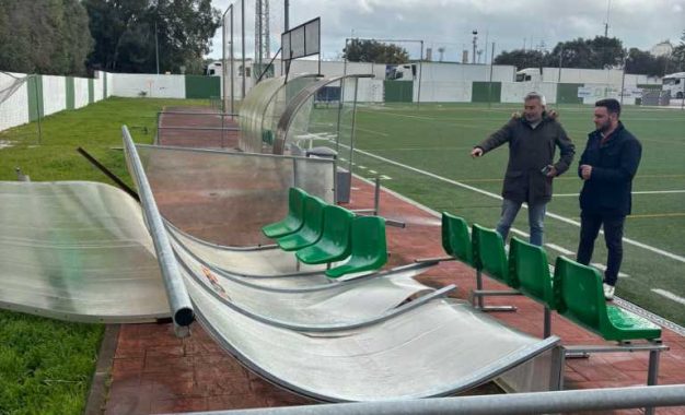 Visita a las instalaciones deportivas para evaluar los daños causados por el temporal en las barriadas de San Roque.