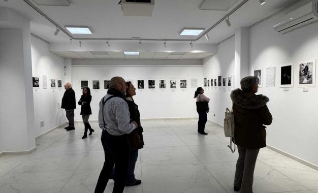Inaugurada la exposición de fotografías de “Hazara”, relacionada con el Día de la Mujer