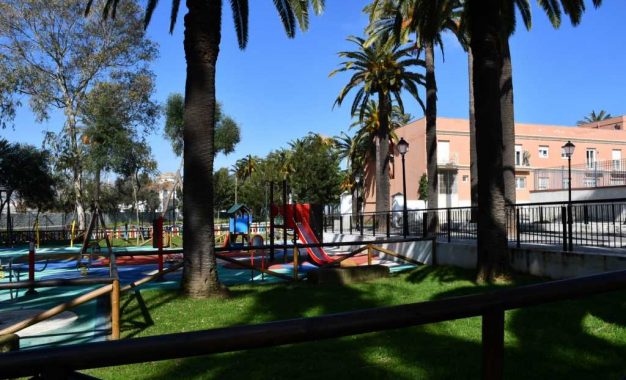 Trabajos de pintura y rehabilitación en los espacios comunes de la nueva zona picnic de Campamento