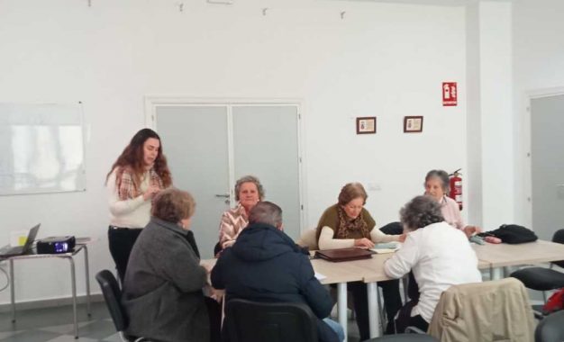 Iniciación al mundo digital para usuarios de los talleres de memoria en San Roque Ciudad   