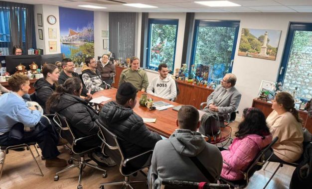 Estudiantes universitarios se reúnen con el Ministro de Educación