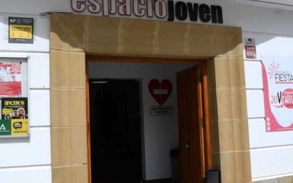 Iluminan de morado el Espacio Joven por el Día Mundial de las Enfermedades Raras