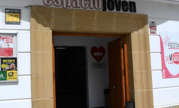 Iluminan de morado el Espacio Joven por el Día Mundial de las Enfermedades Raras