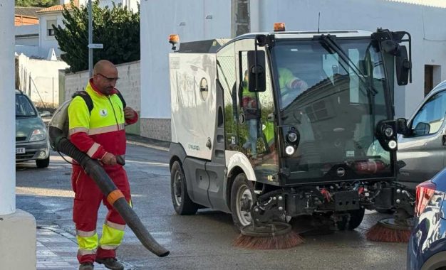 Operarios voluntarios sanroqueños ayudan en Tesorillo   