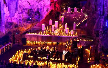 Los pasajeros de Azamara disfrutan de un espectáculo a la luz de las velas en la Cueva de San Miguel.
