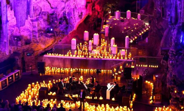 Los pasajeros de Azamara disfrutan de un espectáculo a la luz de las velas en la Cueva de San Miguel.