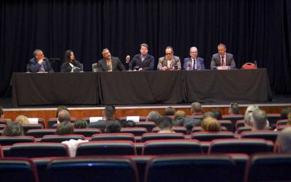 El Gobierno informa a los representantes sindicales sobre asuntos laborales relacionados con el tratado.