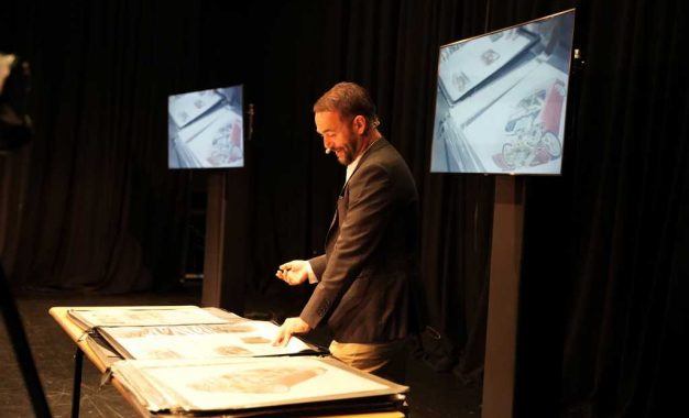 Christian Hook visita escuelas como parte del Festival de Artes Juveniles