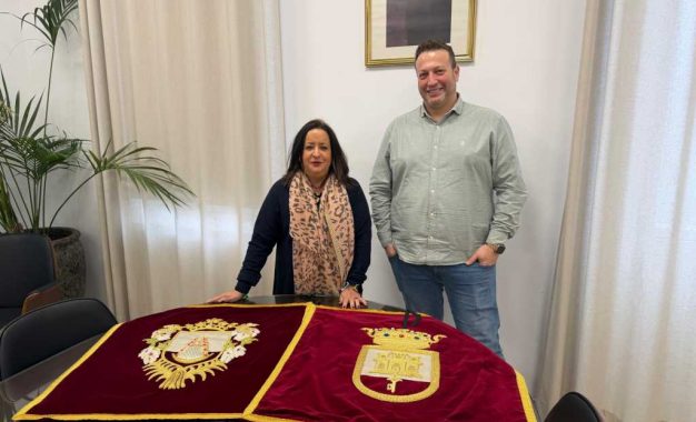 Todas las hermandades del Consejo Local, representadas con escudos bordados