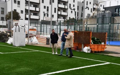 Visita a la obra de sustitución del césped artificial del campo de fútbol 7 del Manolo Mesa