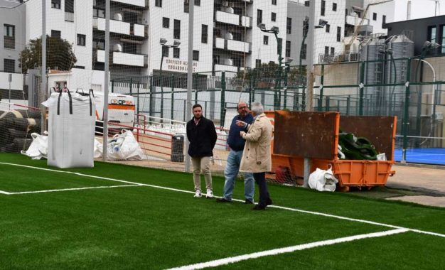 Visita a la obra de sustitución del césped artificial del campo de fútbol 7 del Manolo Mesa