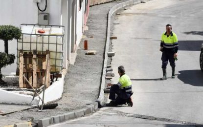 Obras de acerado en la calle Aguas Marinas, en Guadiaro