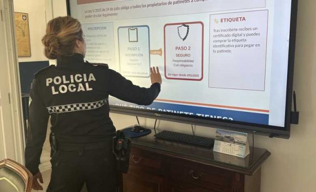 Policía Local de San Roque imparte cursos sobre el uso del patinete a escolares