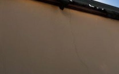 PELIGRO DE CHAPA COLGANDO EN LA ACERA QUE VA DEL COLEGIO SAGRADO CORAZON AL INSTITUTO MAR DE PONIENTE , DONDE PASAN NIÑ@S A DIARIO .