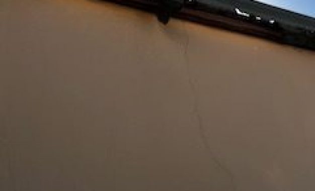 PELIGRO DE CHAPA COLGANDO EN LA ACERA QUE VA DEL COLEGIO SAGRADO CORAZON AL INSTITUTO MAR DE PONIENTE , DONDE PASAN NIÑ@S A DIARIO .