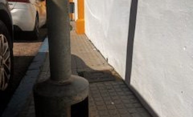 ASI TIENE JUAN FRANCO LA PUERTA Y ALREDEDORES DEL COLEGIO INMACULADA DE LA LINEA .