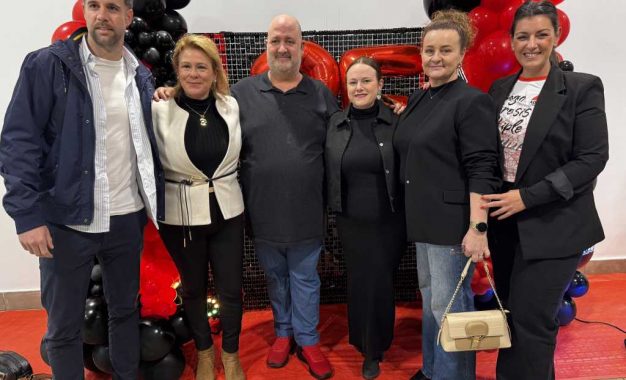 San Roque muestra su apoyo a la asociación de Esclerosis Múltiple del Campo de Gibraltar en su 25 aniversario