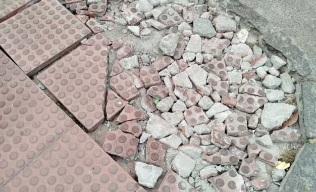 ASI TIENE LA PUERTA Y ALREDEDORES DE LOS COLEGIOS JUAN FRANCO (EN PELIGRO)