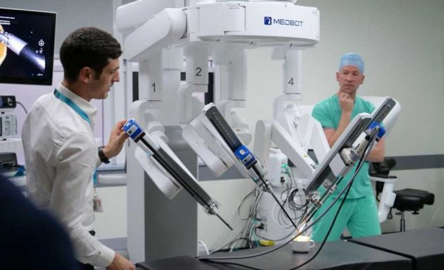 Histórica telecirugía en directo de Gibraltar presentada en el congreso de urología líder en Europa.