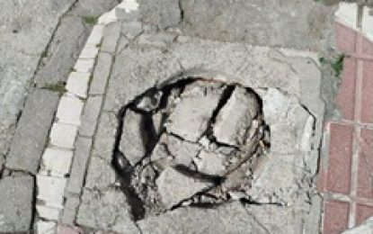 ASI LUCE LA CALLE ALBA Y EL PASEO MARITIMO (CAMINES POR DONDE CAMINES POR LA LINEA ES UN PELIGRO)