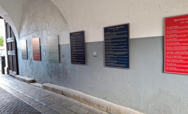 El Ministerio de Patrimonio instala placas cronológicas que recorren 3.000 años de la historia de Gibraltar