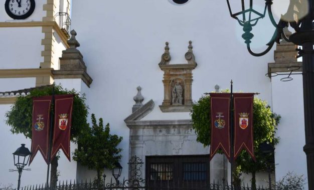 Se anima a engalanar las calles por las que pasarán las procesiones