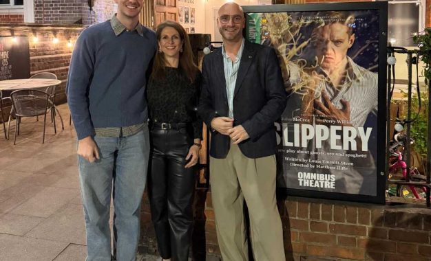 El Ministro Santos asiste al estreno en Londres de Slippery, del dramaturgo gibraltareño Louis Emmitt-Stern.