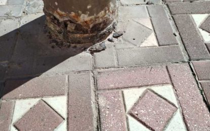 FOTOS DE FAROLAS PODRIDAS  Y ACERADO SUELTO Y ROTO EN LA PUERTA Y CAMINO DE LOS INSTITUTOS MENENDEZ TOLOSA Y ACELERADA .