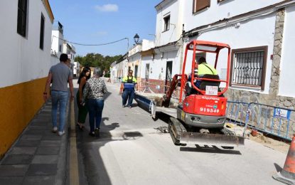 Obras y Servicios realiza la reposición del acerado de la calle Pi i Margall