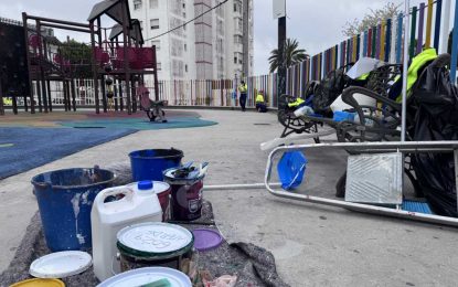 Reforma del parque infantil de Simón Susarte, con personal del Plan de Emadesa