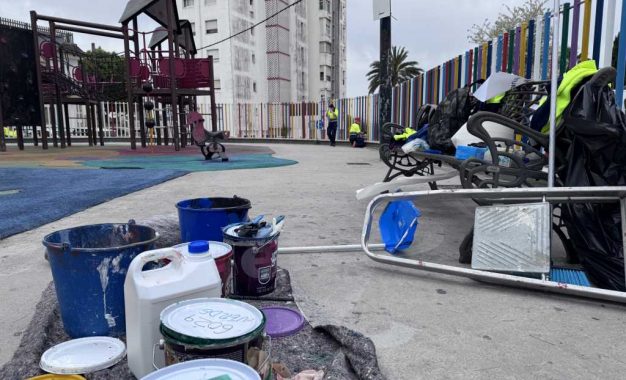 Reforma del parque infantil de Simón Susarte, con personal del Plan de Emadesa