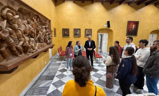 El alcalde destaca como ejemplo de superación el trabajo en prácticas de la joven Blanca Espinosa