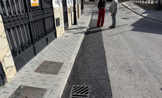 Finalizado el acerado en la calle Los Nogales, en la Estación de San Roque.