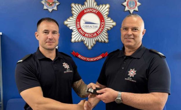 Anuncio de ascensos en el Servicio de Bomberos y Rescate del Aeropuerto