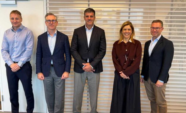 La Ministra de Empresa visita a compañías locales antes de la entrada en vigor del Tratado